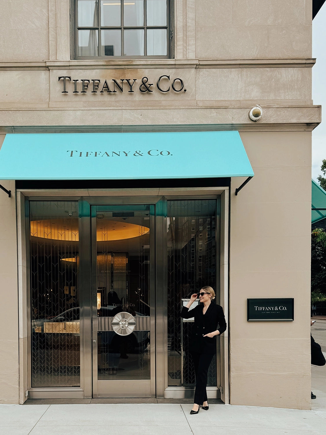 Storefront illustrated backdrop for Holiday at the Tiffany & Co West Village pop up, illustration by Deanna First